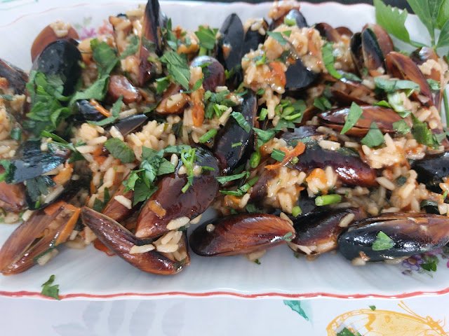 A festa da Bulgária: Para alguns deliciosos mexilhões com arroz e uma maravilhosa manja magra de verão da vila de Selce