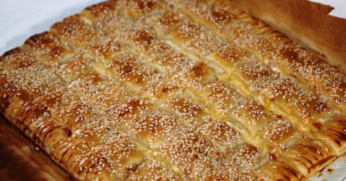 Torta salgada com massa folhada e sementes de gergelim
