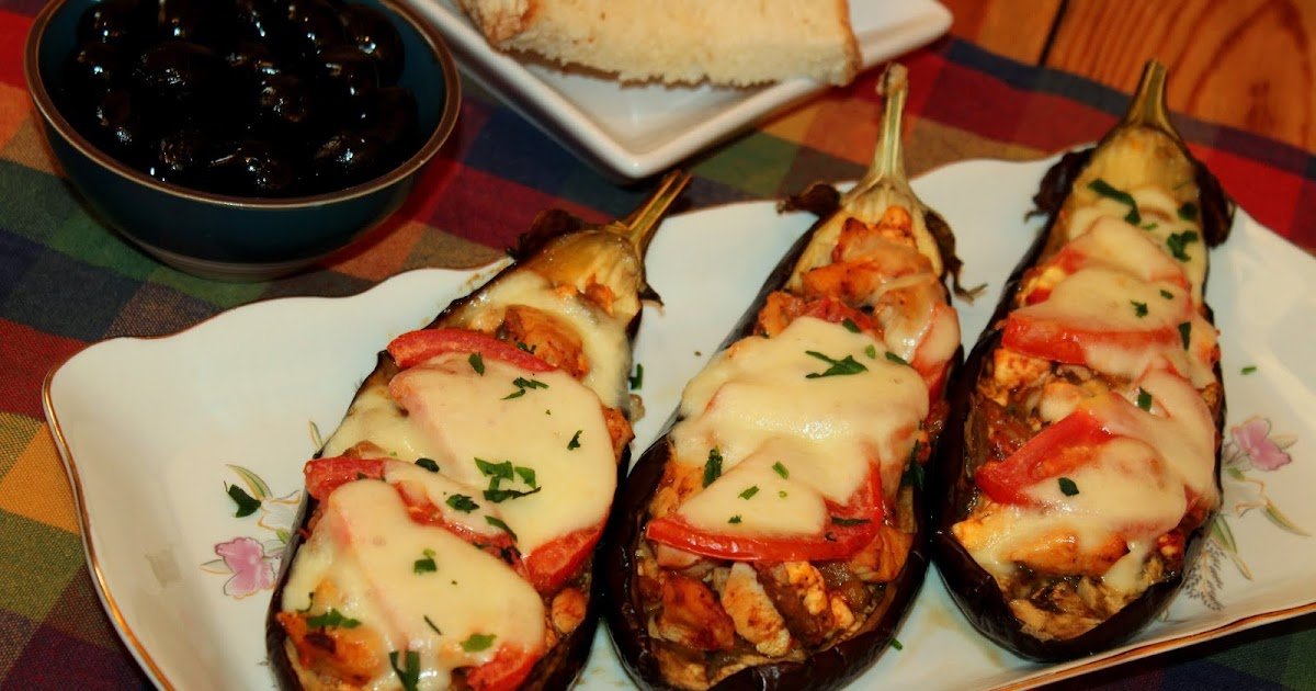 Berinjelas recheadas com frango e mussarela