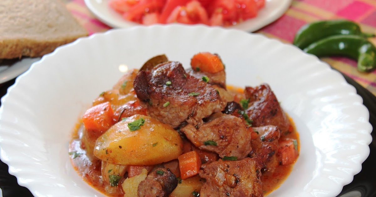 Carne de porco assada no forno e ensopado de batata