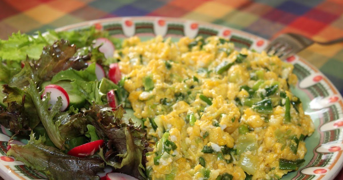 Ovos mexidos com cebola fresca