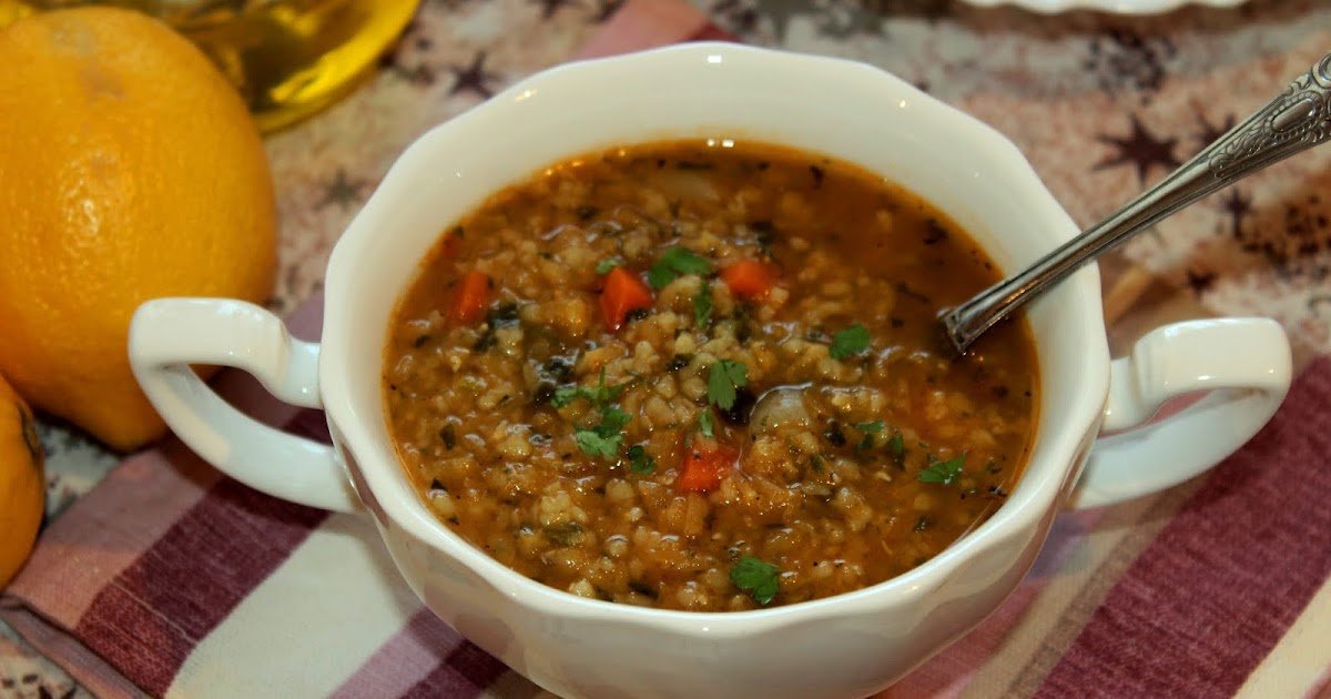 Sopa de lentilha vermelha, bulgur e espinafre