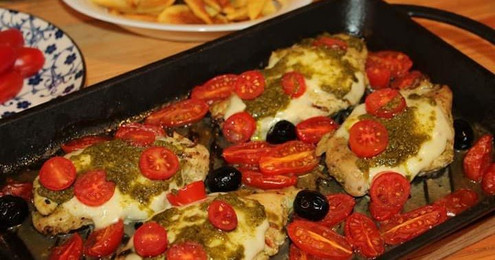 Filé de frango com mussarela e pesto