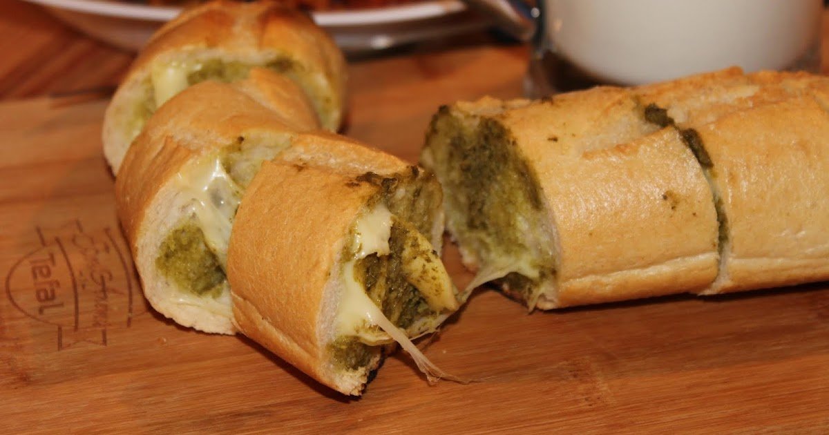 Baguetes de alho com pesto e queijo