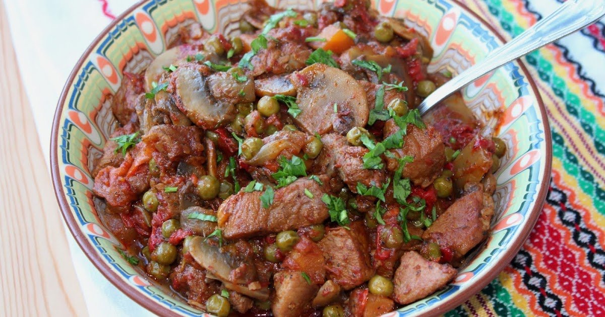 Carne de porco com cogumelos e pimentos assados