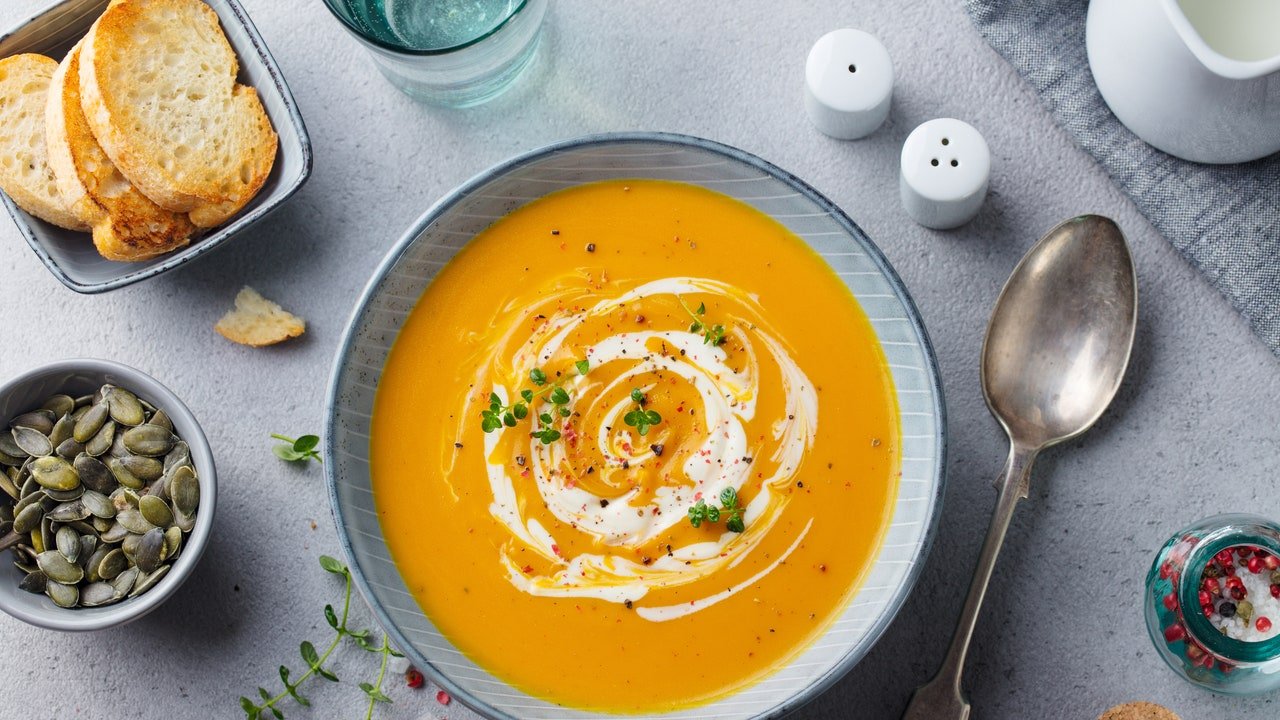 Sopa cremosa de abóbora e castanha, comida reconfortante de outono
