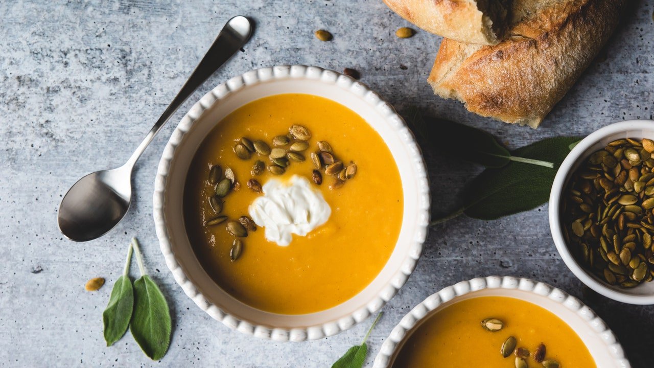 Sopa de creme de abóbora, a receita clássica e 4 variações para experimentar