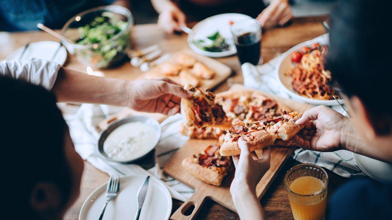 Como você come pizza? O especialista em etiqueta responde