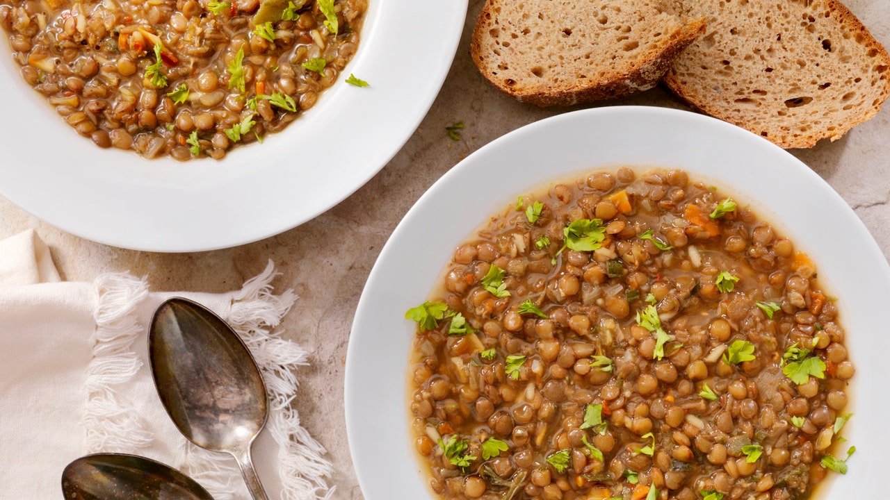 Sopa de lentilha: 1 base, 10 ideias para torná-la especial