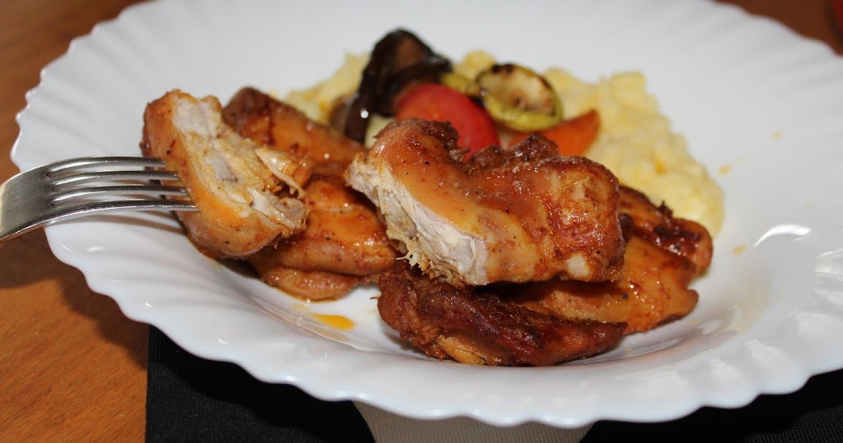 Bifes de coxa de frango assados ​​no forno