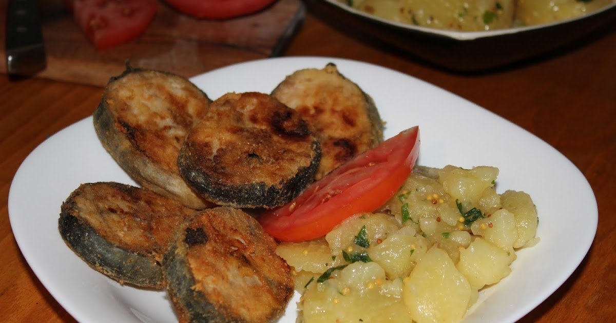 Bonito frito e salada de batata com mostarda grossa
