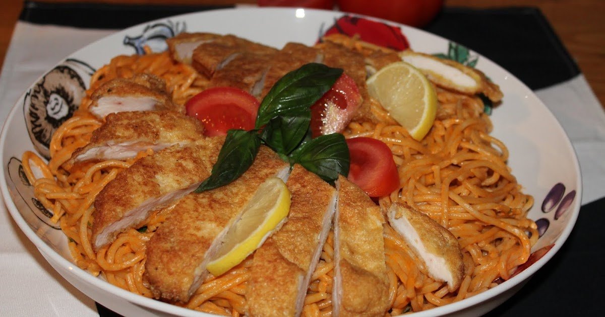 Espaguete com molho cremoso de tomate e frango frito
