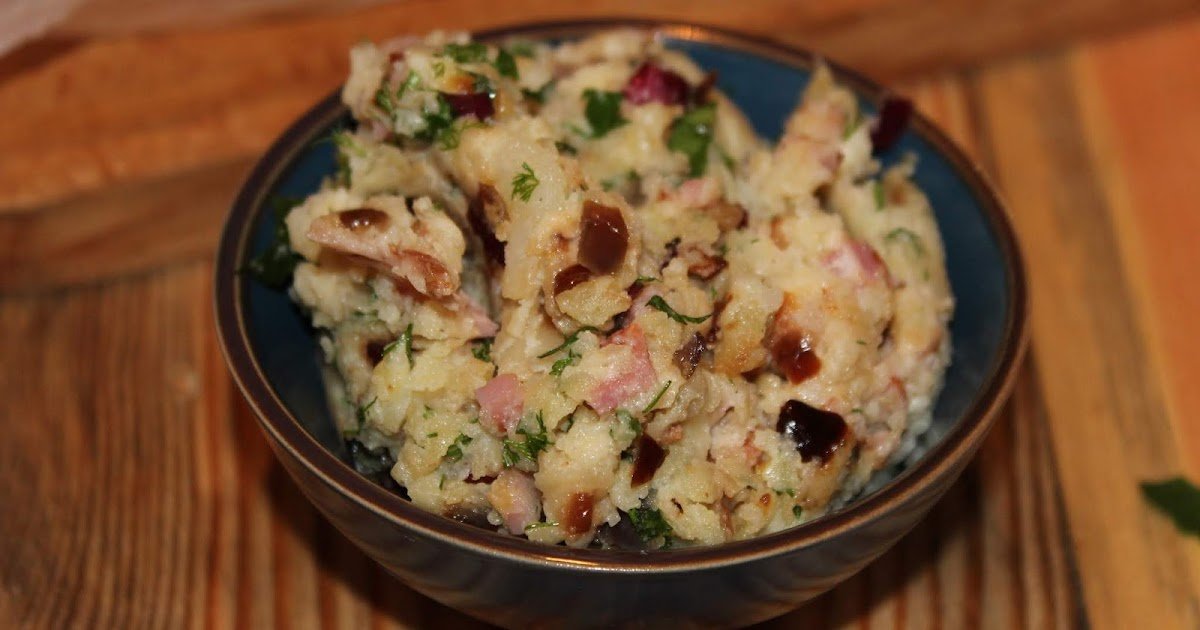 Salada de batata com bacon crocante e cebola frita