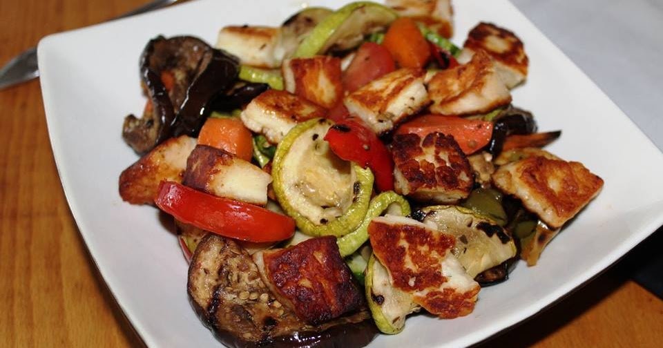 Legumes grelhados com halloumi