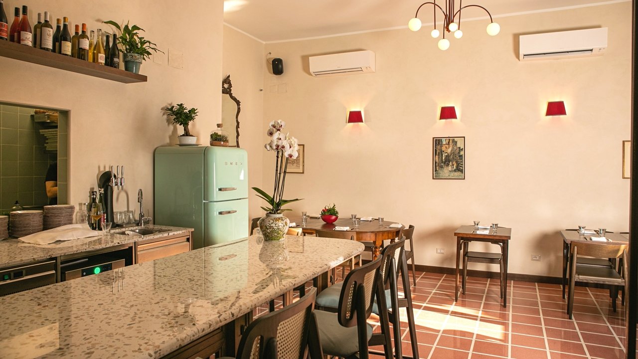 Em Roma, o restaurante vanguardista do momento fica em uma pequena loja de vinhos sem cozinha