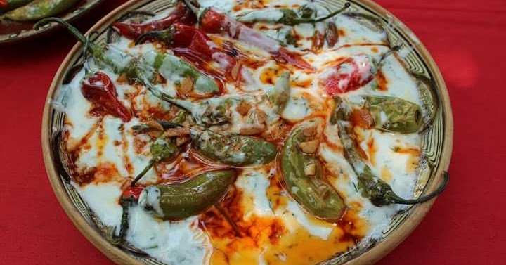 Deliciosas pimentas picantes de Asya e Yoli com molho de iogurte