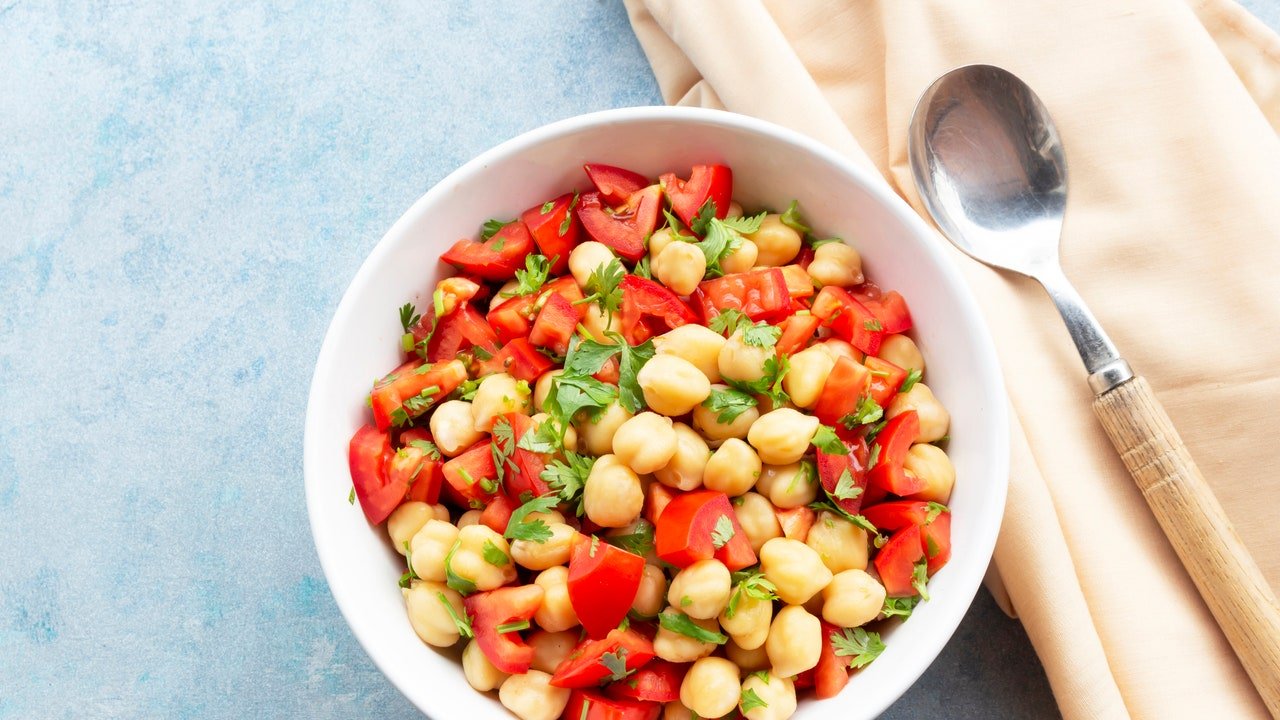 Salada de grão de bico e muitas outras receitas leves para o verão