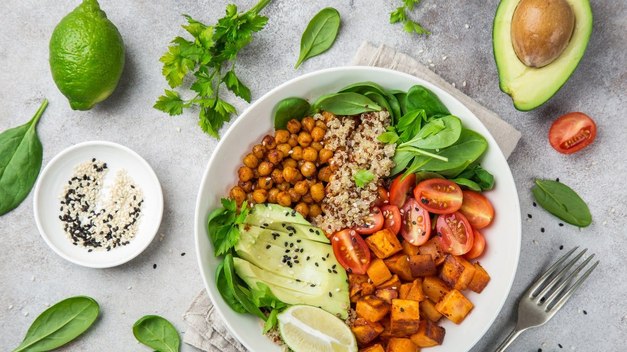5 saladas de leguminosas para experimentar neste verão