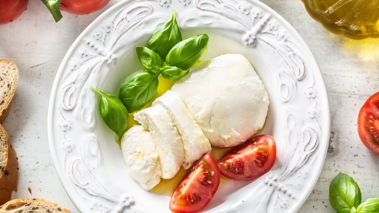 A mussarela de búfala vai para a geladeira? A resposta do especialista