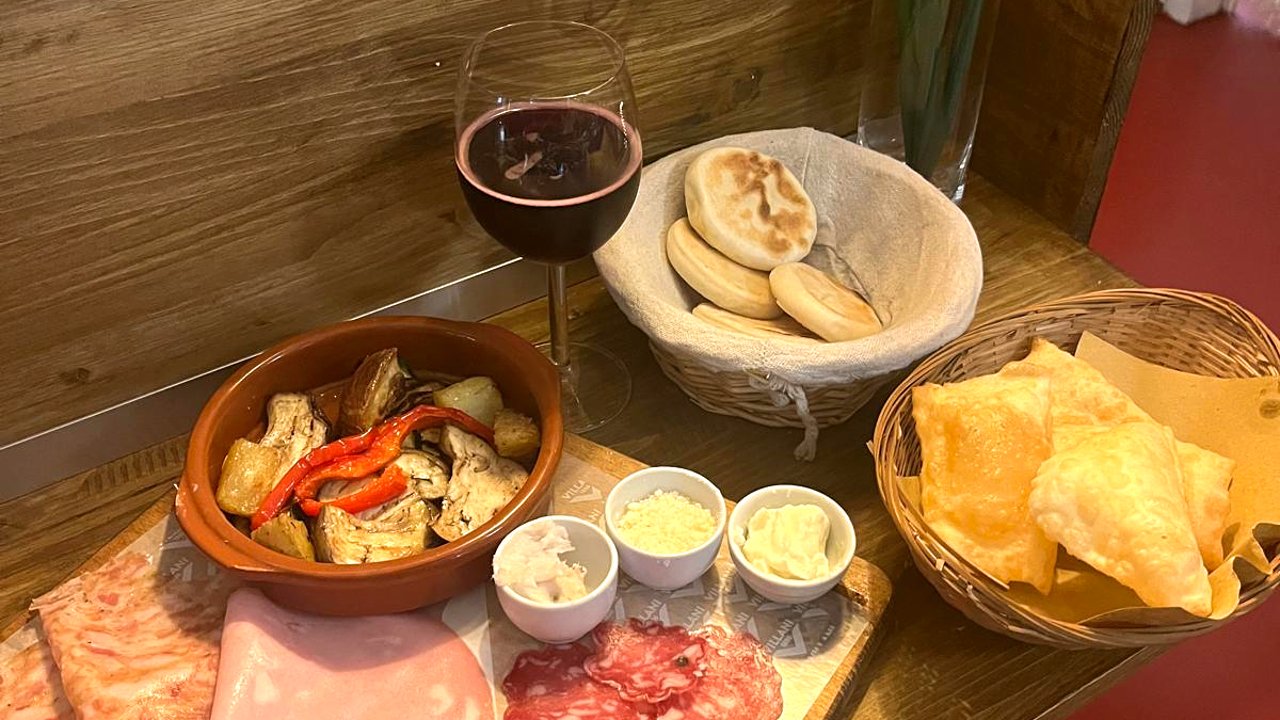 Em Roma há um restaurante que serve a autêntica cozinha de Modena: nhoque frito, tortellini, tagliatelle