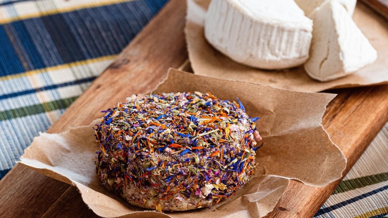 O ex-chef que agora produz excelentes queijos veganos (e abriu uma loja em Roma)