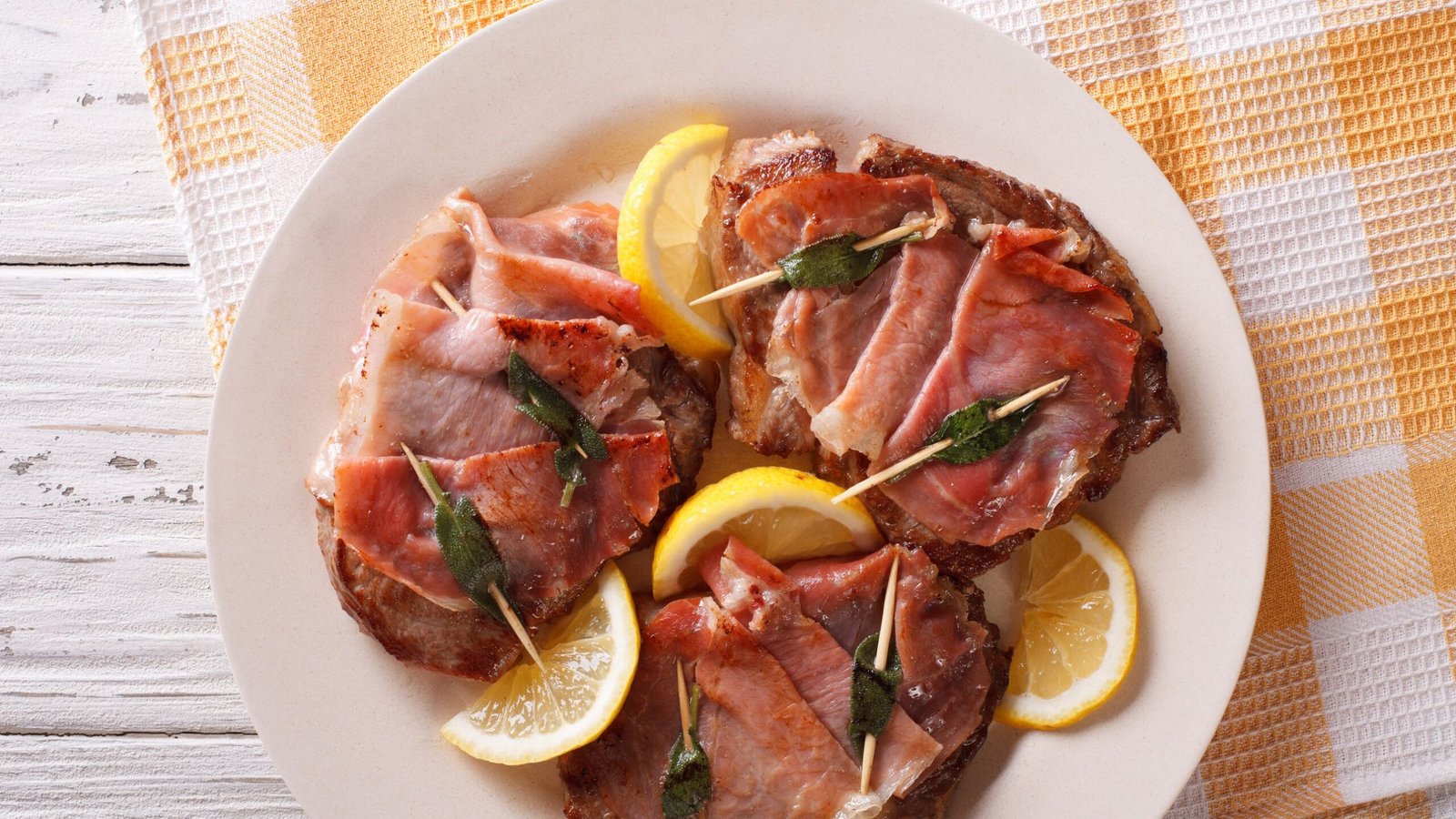 Como cozinhar as fatias de carne vermelha