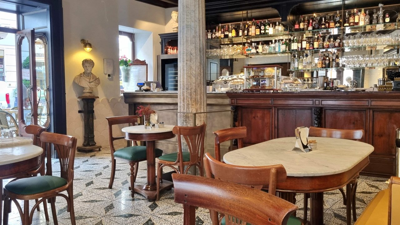 Após 8 anos de fechamento, a Historic Peace Bar reabre no centro de Roma