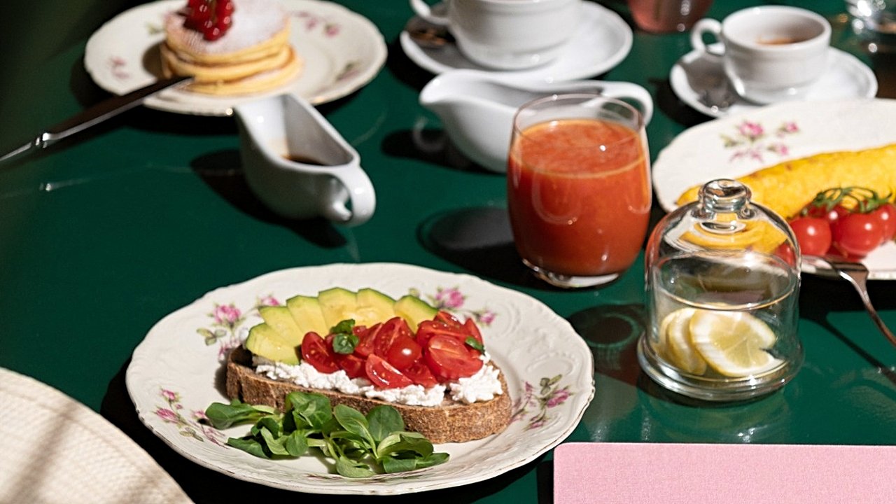 Ovos de despedida e abacate. O hotel em Roma, onde é feito brunch com as receitas da cozinha regional