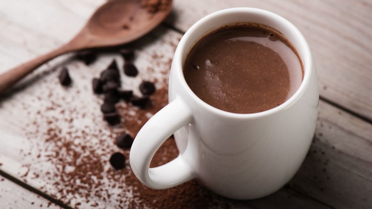 Chocolate de microondas quente: aquecimento do inverno em um momento