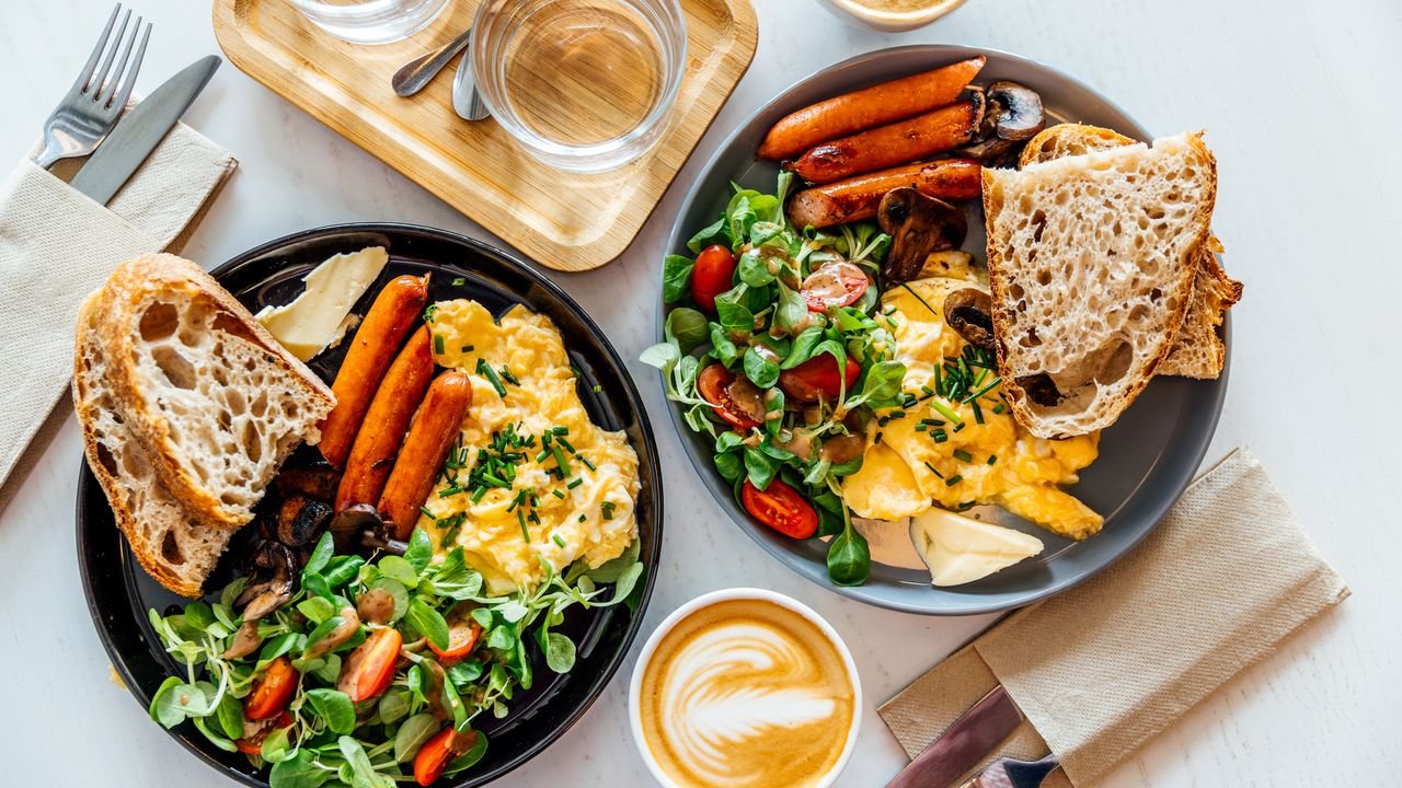 Café da manhã saboroso com ovos, panquecas, torradas ou …? Receitas rápidas