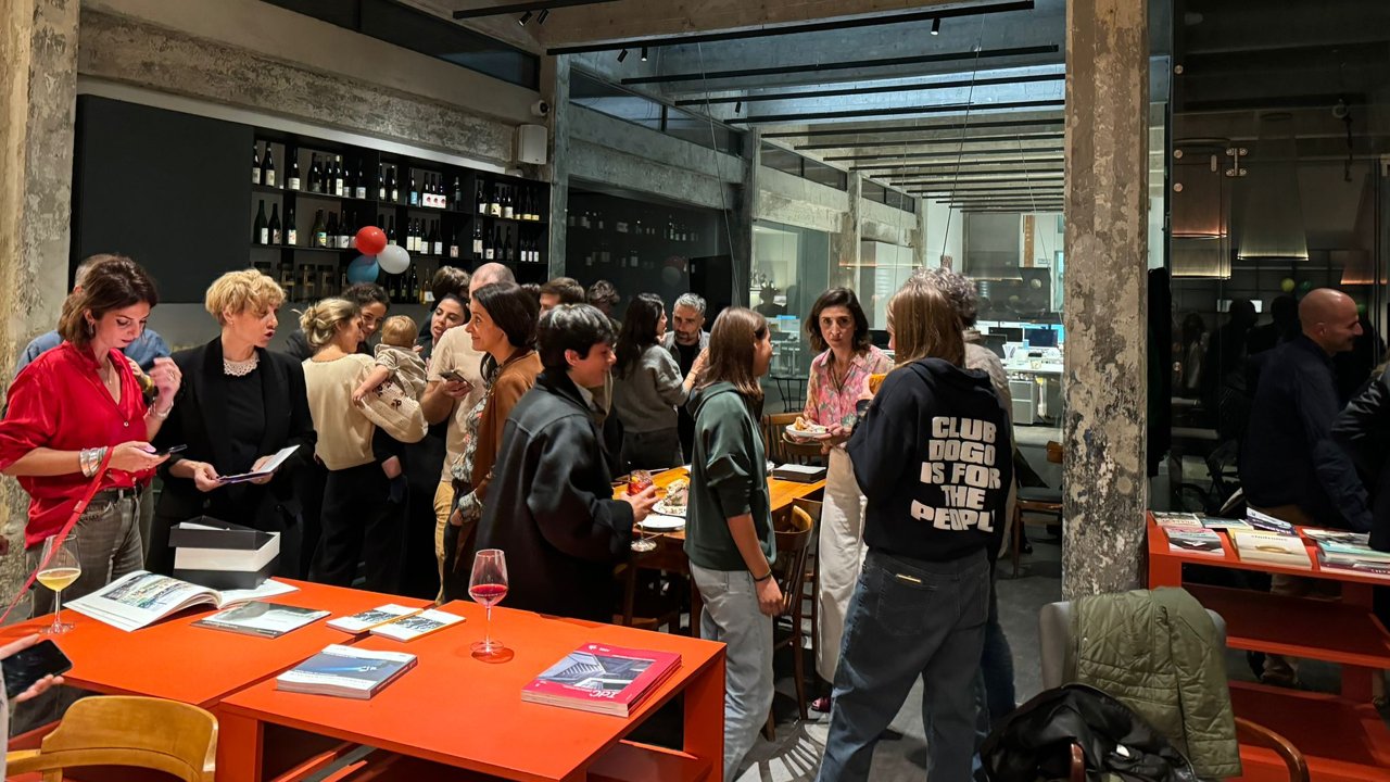 Em uma oficina ex em Roma abre um bistrot cultural: biblioteca, coworking, música, boa comida