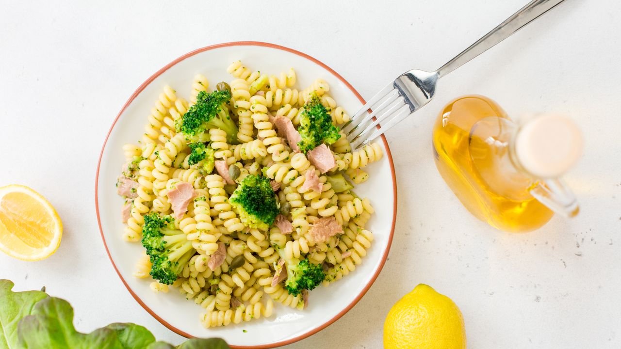 Macarrão de brócolis e atum: o primeiro jejum que não chateou