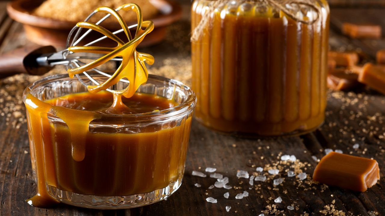 Caramelo salgado: como fazê -lo e as receitas para usá -lo