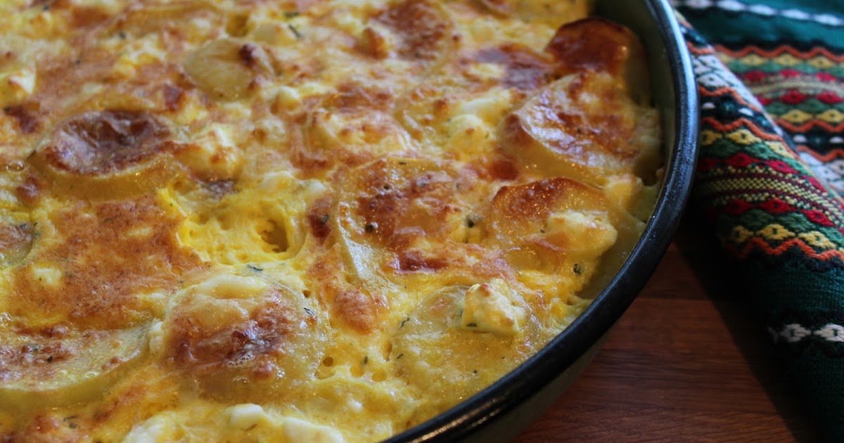 Batatas com ovos em um forno