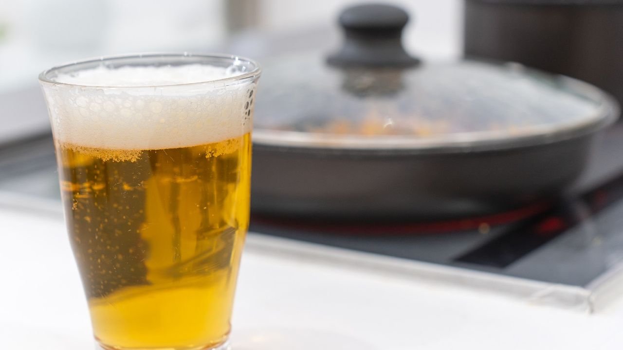 Cerveja para limpar e remover? Sim, você leu certo. Aqui está como
