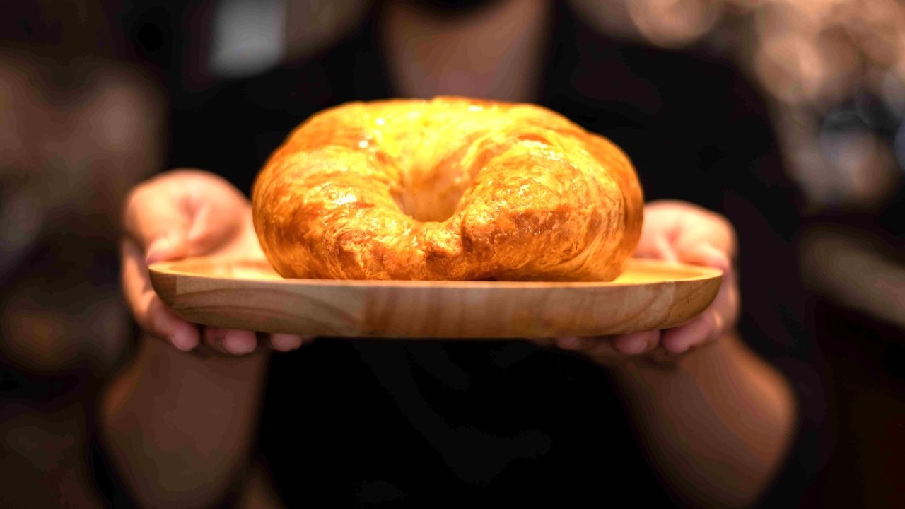 Comer atrasado está se tornando impossível. Em Roma em crise também croissants noturnos