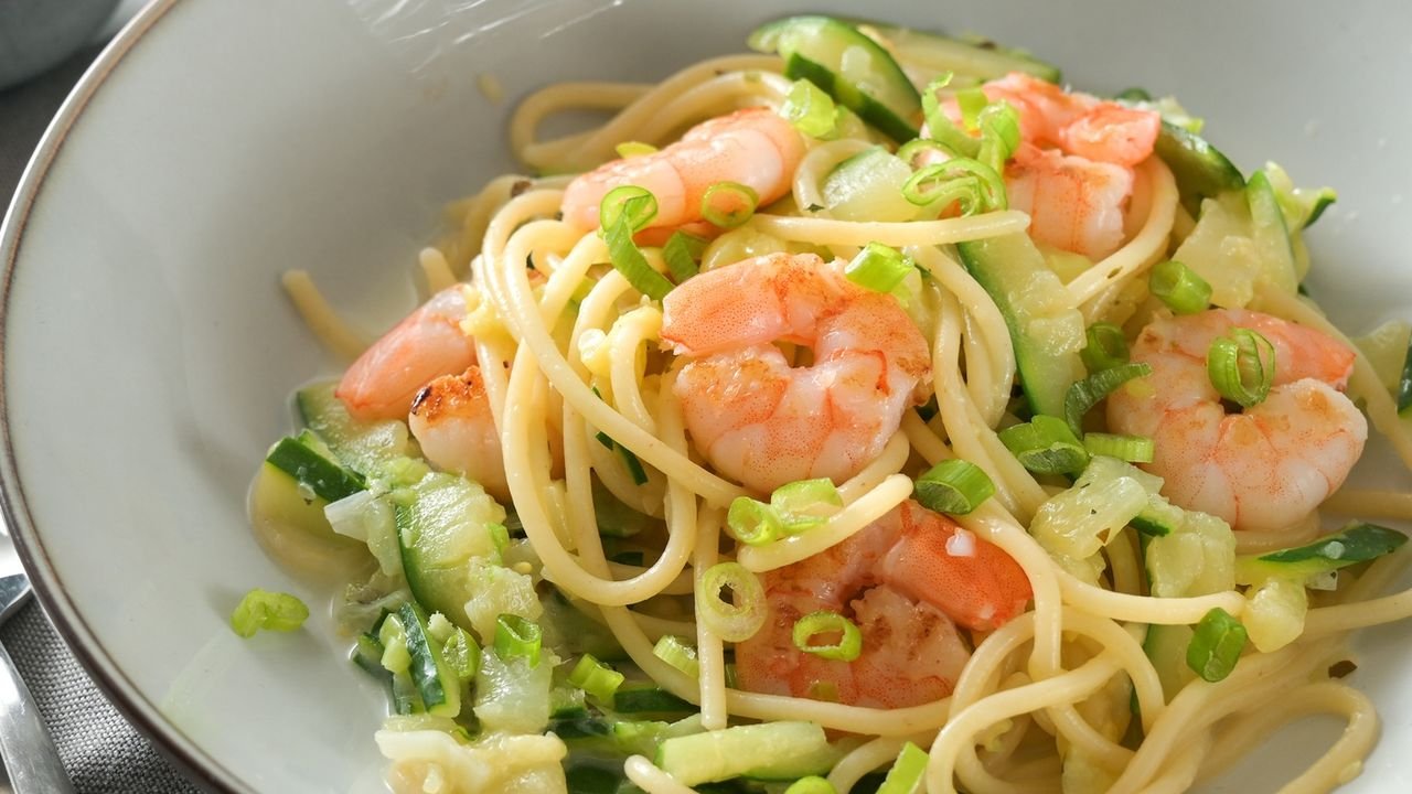 Macarrão com camarão e abobrinha, a receita fácil