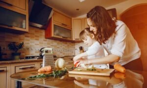 Mulher e criança na cozinha