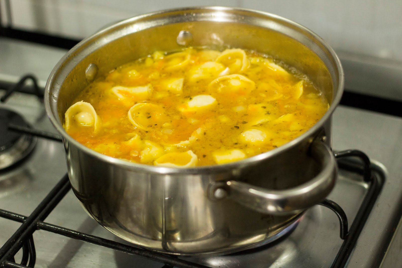 Sopa de Capeletti (Capeletti in Brodo): A Tradição Italiana Que Aquece a Alma
